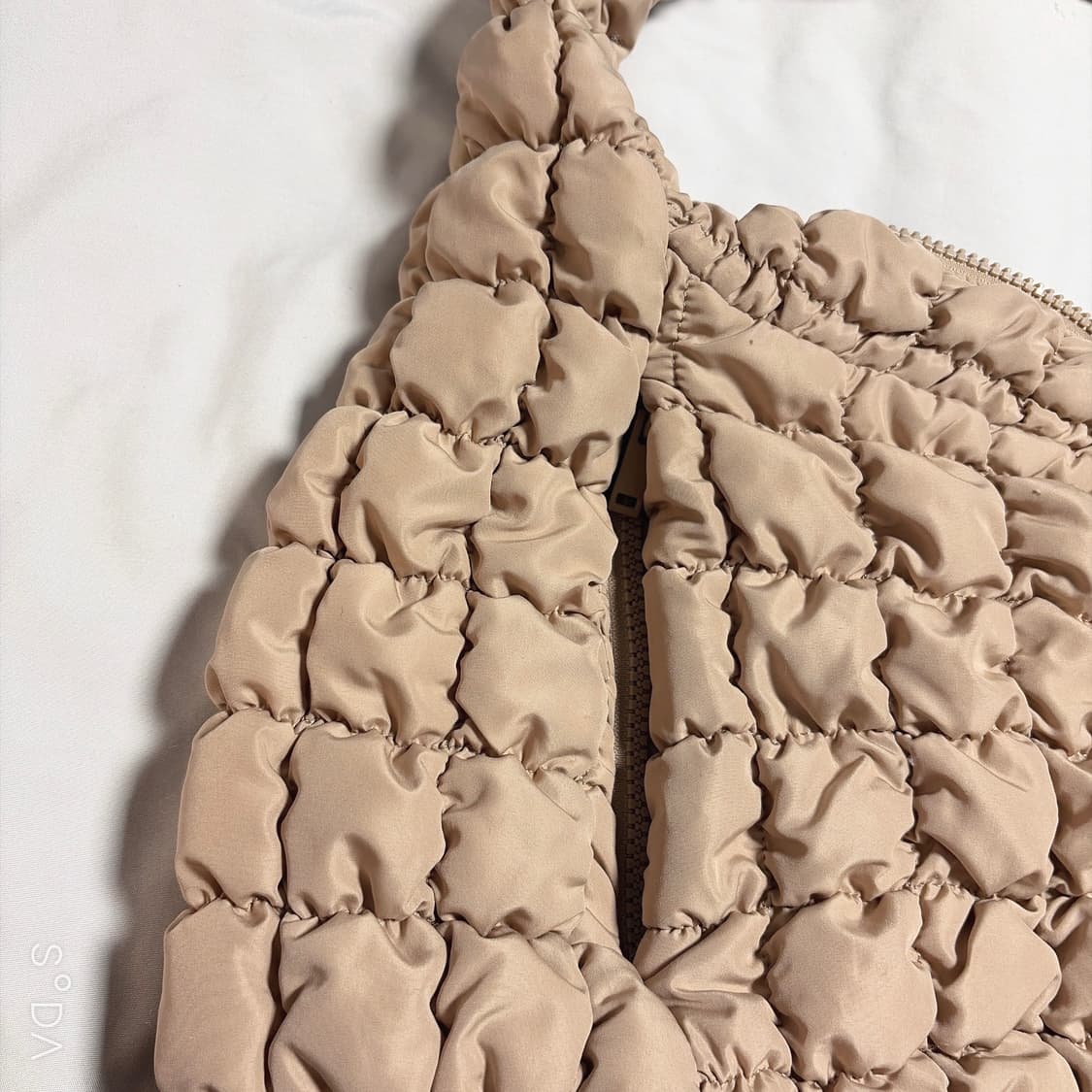 코스 오버사이즈 퀄팅백 구름백 베이지 상품이미지3