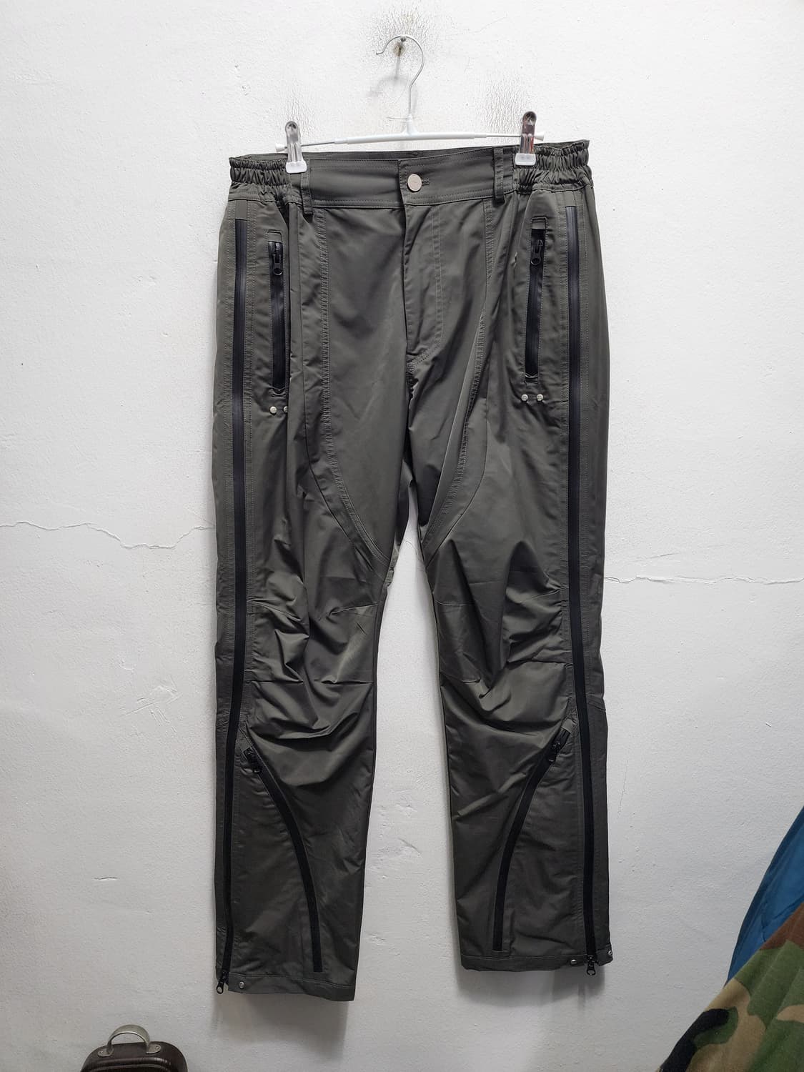 파프롬왓 파아카이브 커브 절개 지퍼 스판 팬츠 상품이미지1