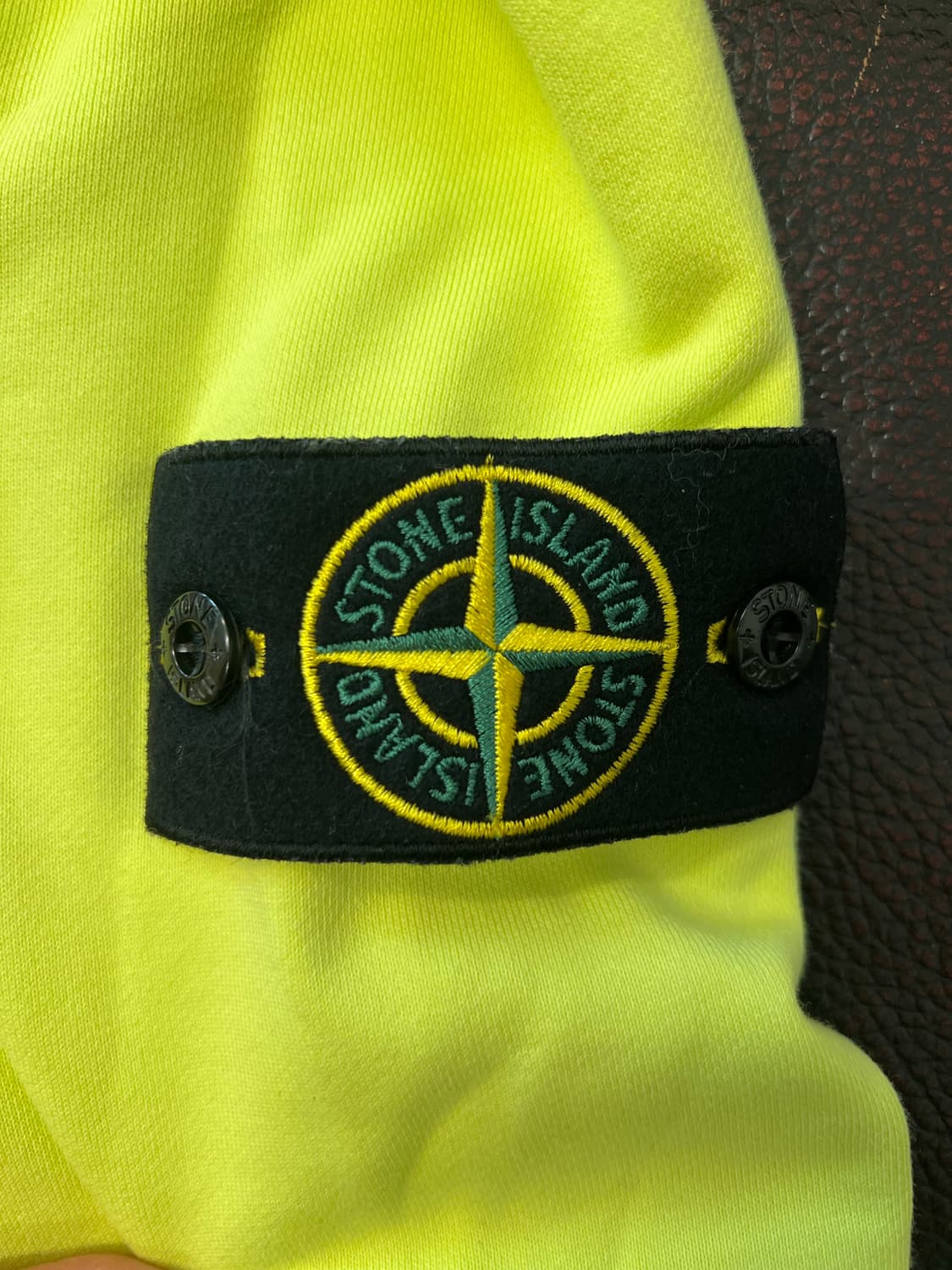 스톤아일랜드 22SS 와펜 형광 맨투맨 상품이미지2