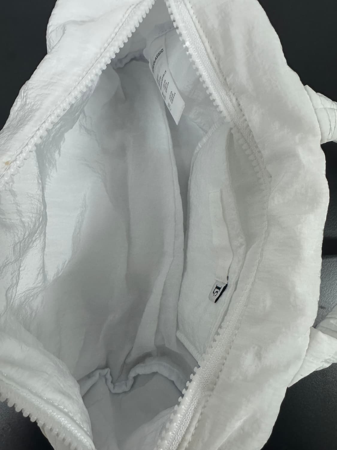 로우클래식 패디드 나일론 백 화이트 상품이미지2