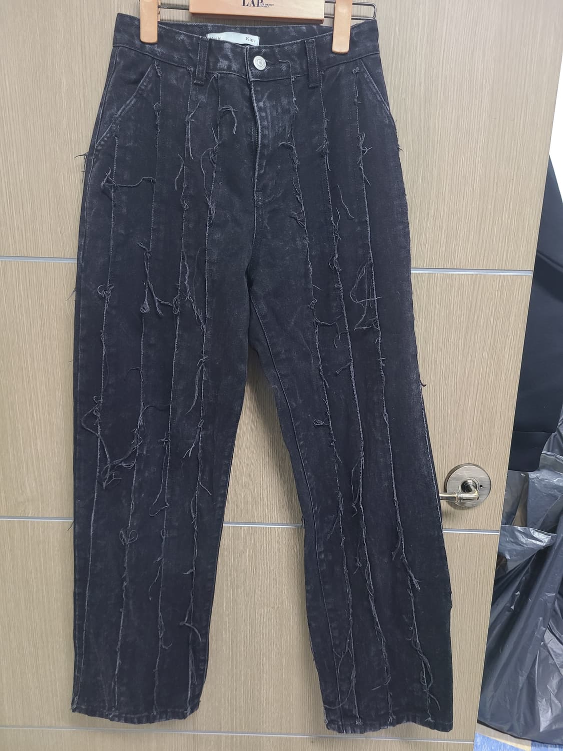 마뗑킴 커팅 루즈 블랙 데님팬츠 상품이미지1