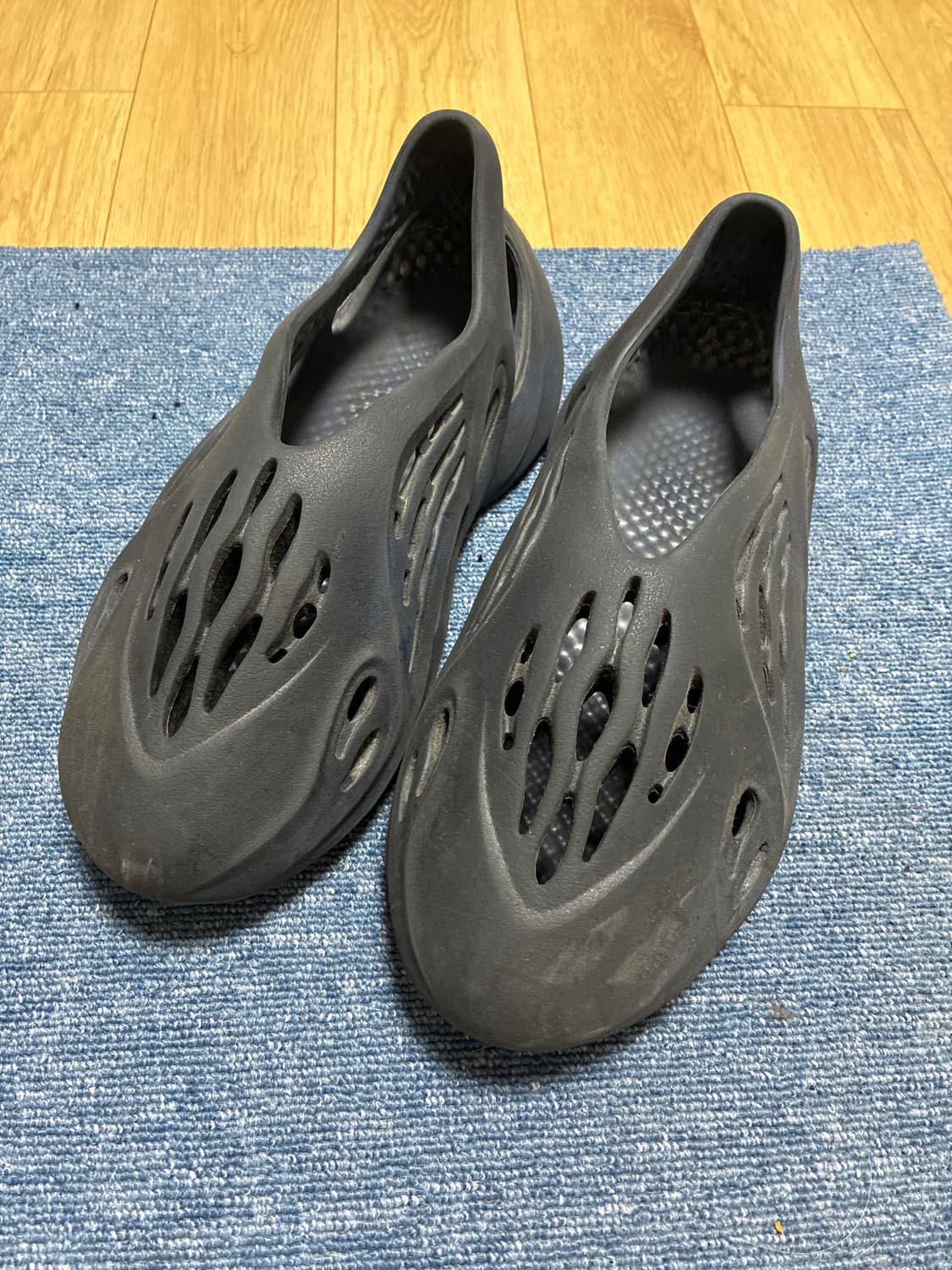 Yeezy 폼러너 미네랄블루 상품이미지1