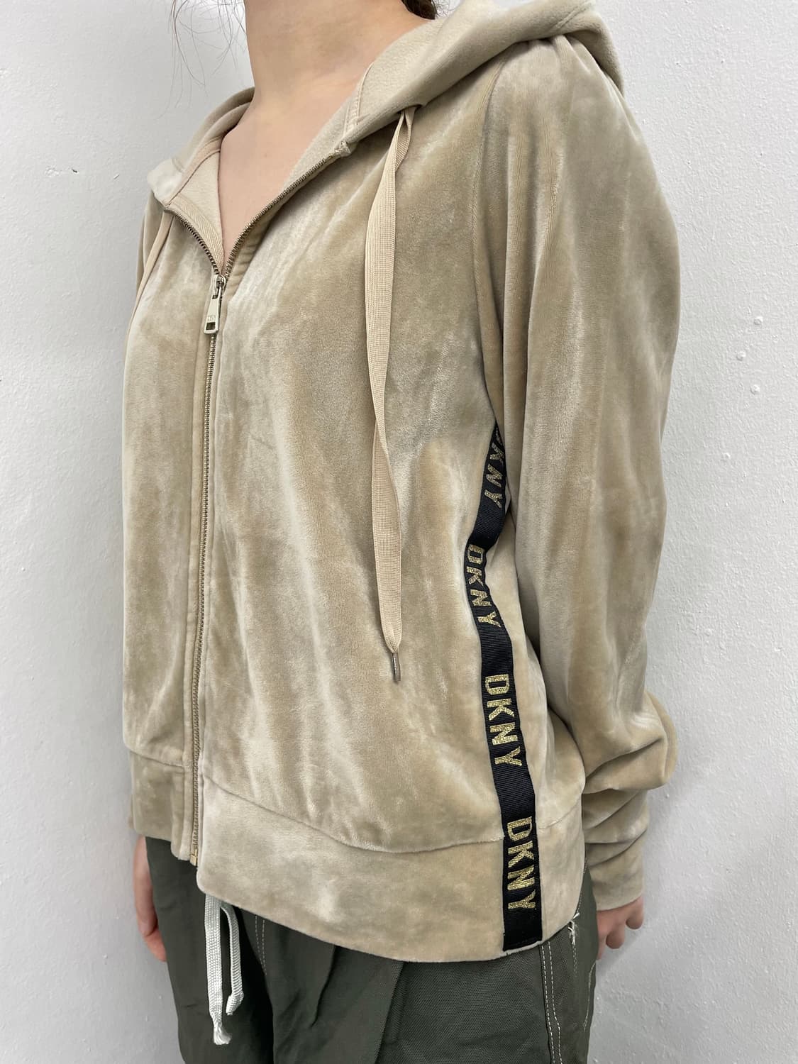 dkny 벨벳 로고 후드집업 상품이미지3