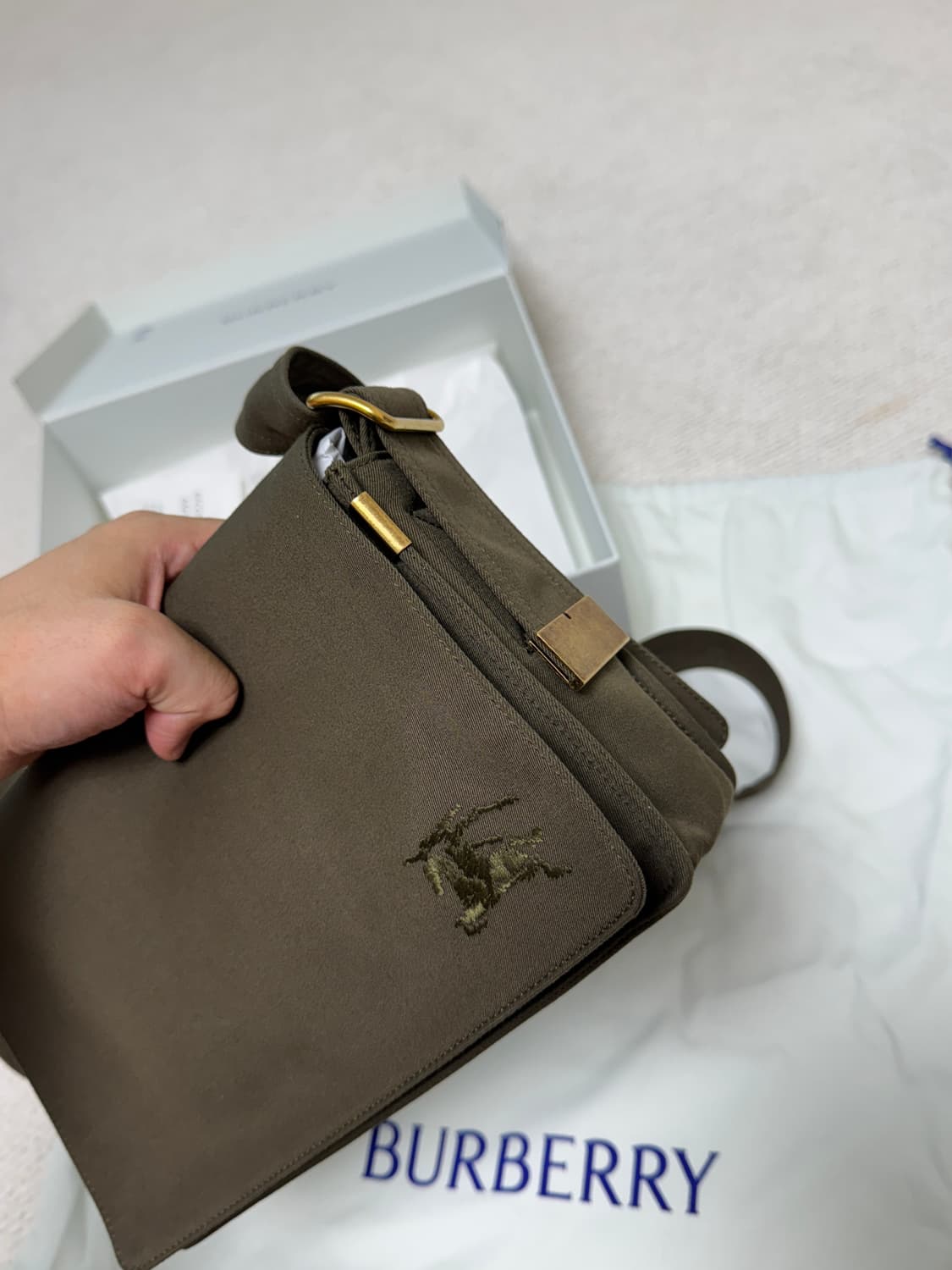 버버리 트렌치 크로스바디백 올리브(새상품) 상품이미지5