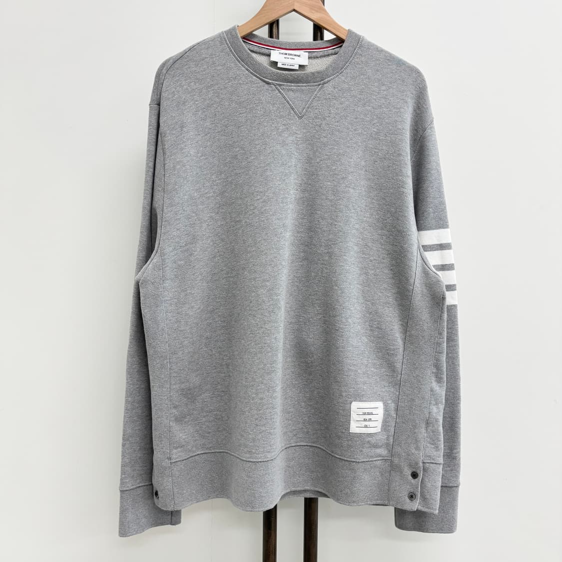 [7]톰브라운 사선완장 맨투맨 상품이미지1