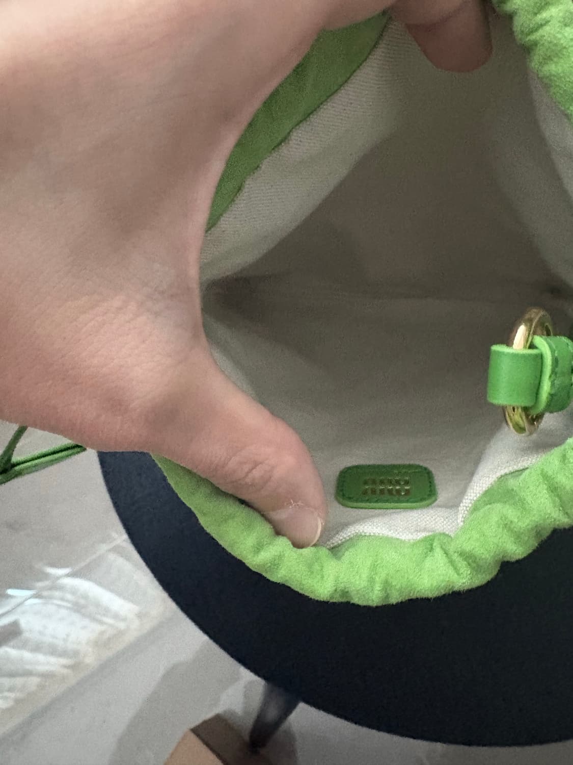 미우미우 스웨이드 파우치백 상품이미지3