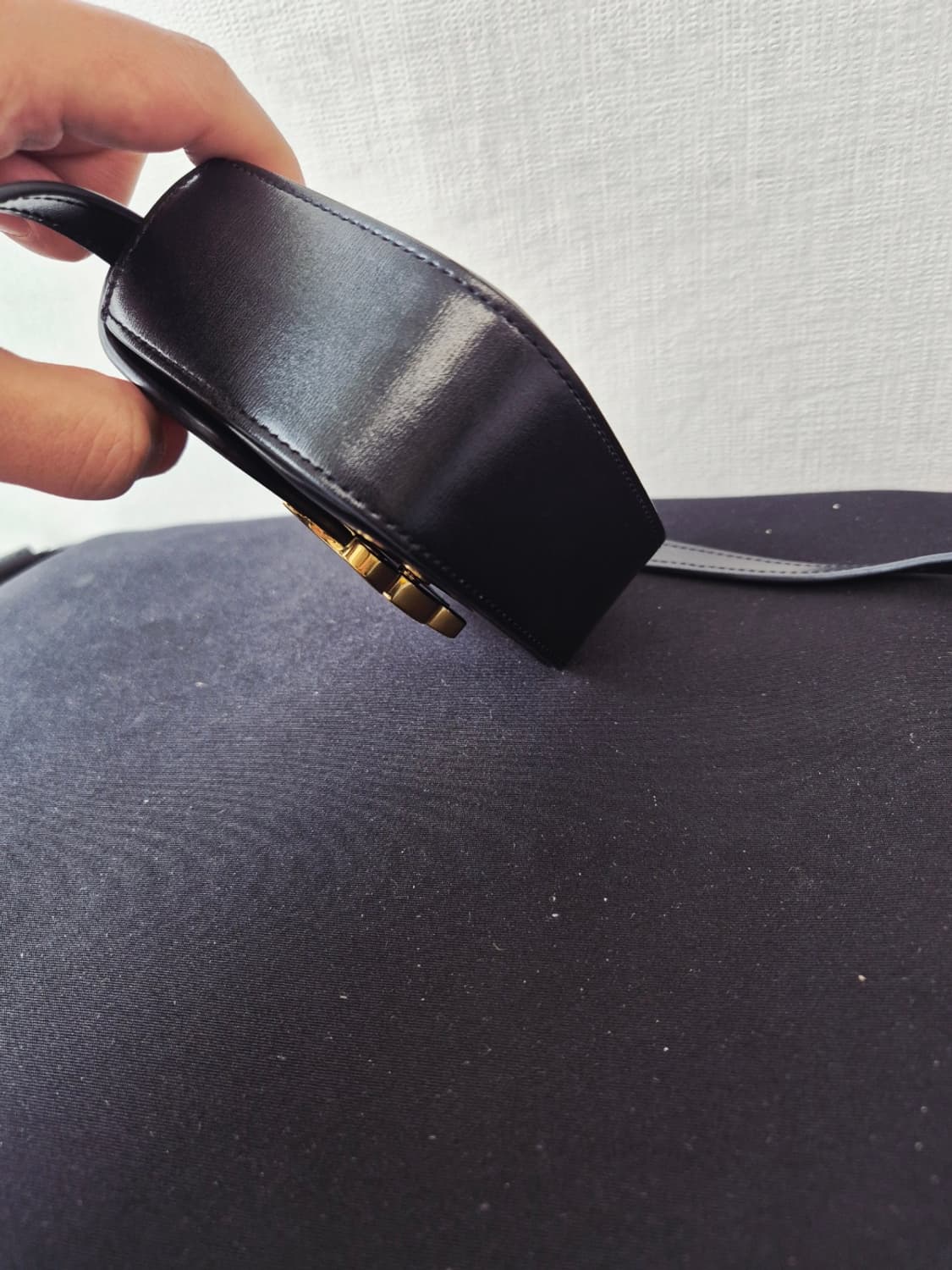 셀린느 트리옹프 미니 블랙 크로스백 상품이미지3