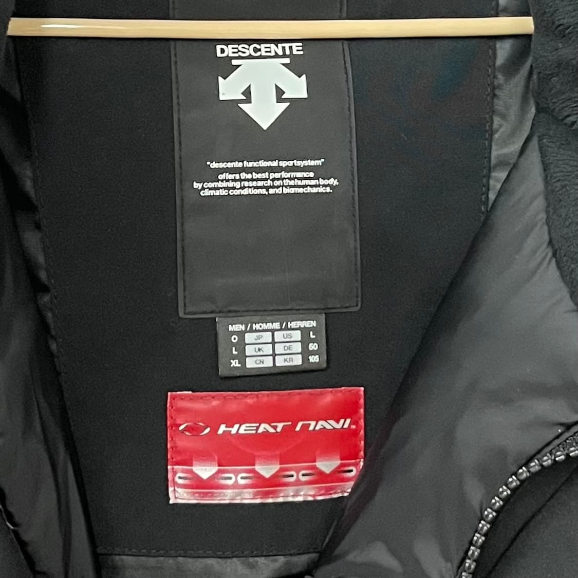 데상트 스위스 스키팀 레플리카 미드 다운 패딩 자켓 상품이미지6