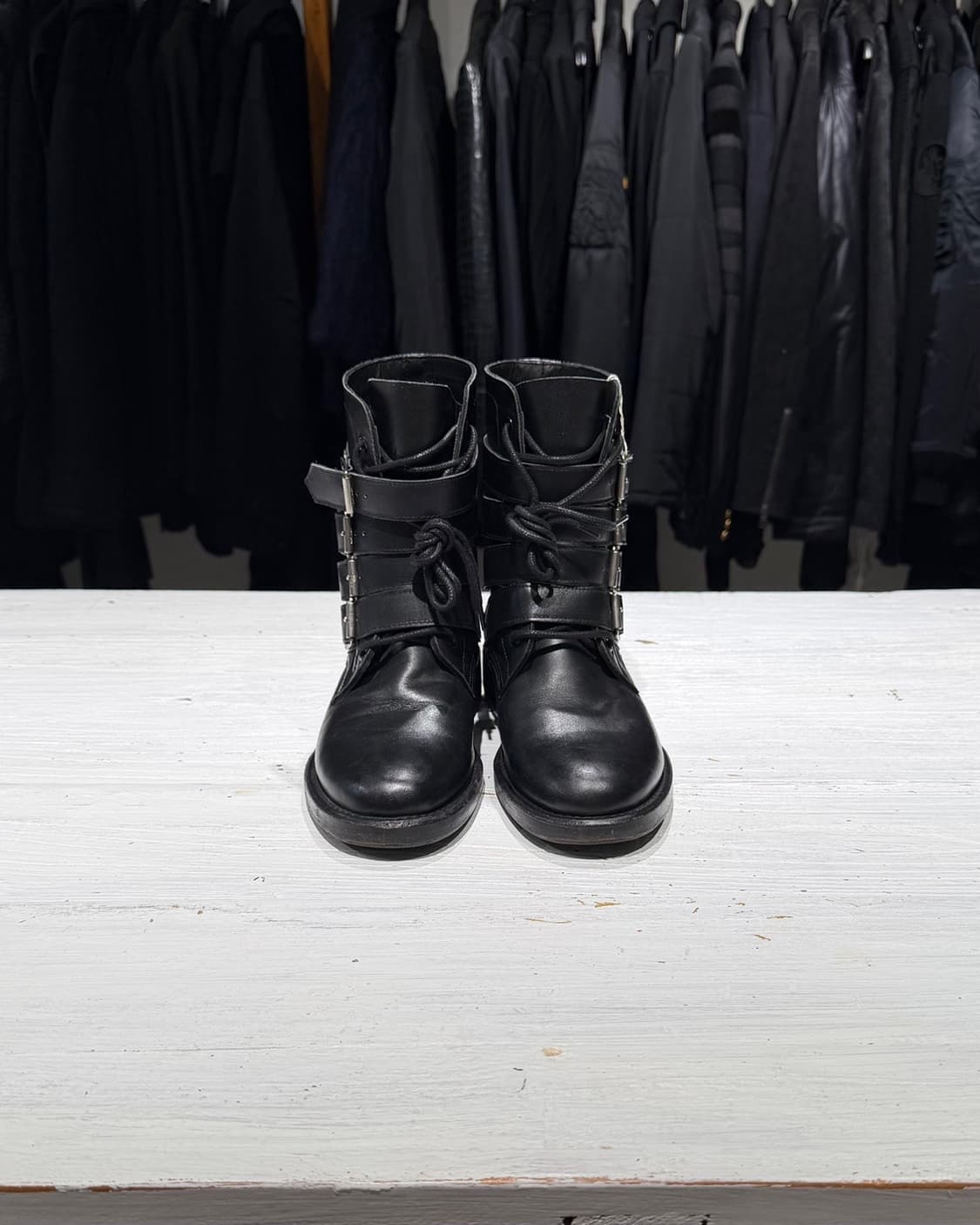 생로랑 블랙 스터드 스트랩 컴뱃 레더 부츠 상품이미지3