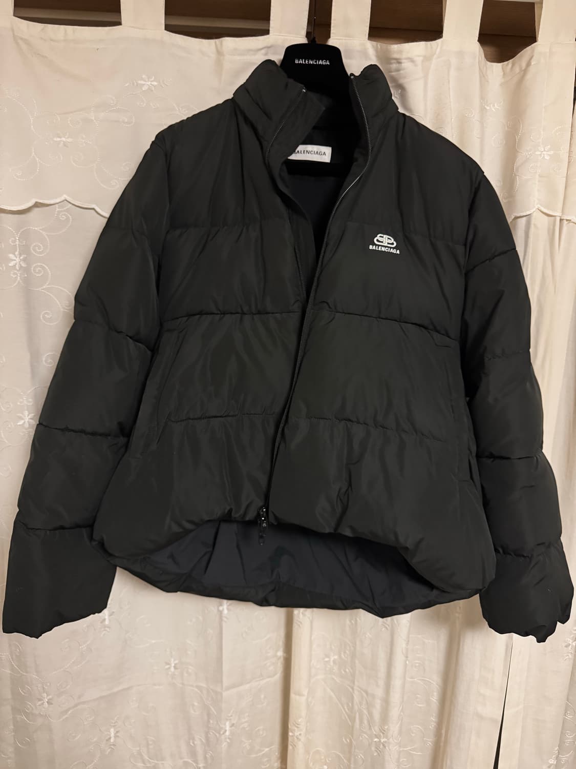 [34] 발렌시아가 BB로고 C쉐이프 푸퍼 패딩 상품이미지1
