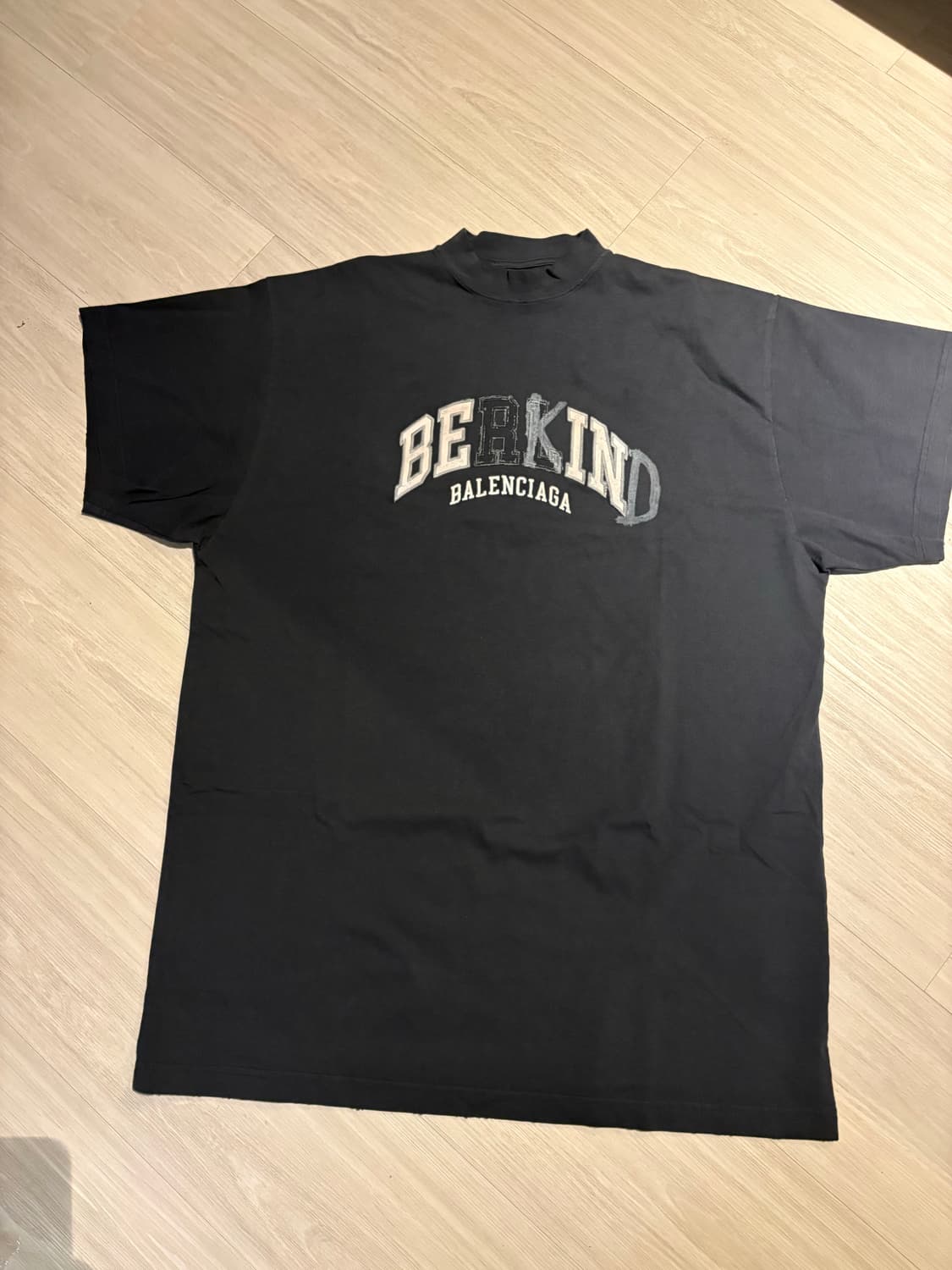 발렌시아가 Be Kind 크루넥 T-Shirt 상품이미지1