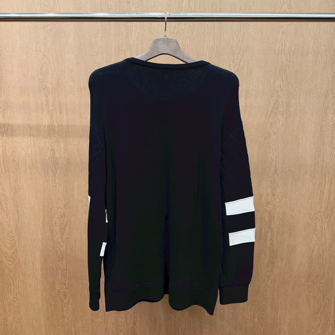 닐 바렛 맨투맨 스트라이프 배색 메탈 지퍼 다이아 퀄팅 패널 디테일 블랙 상품이미지3