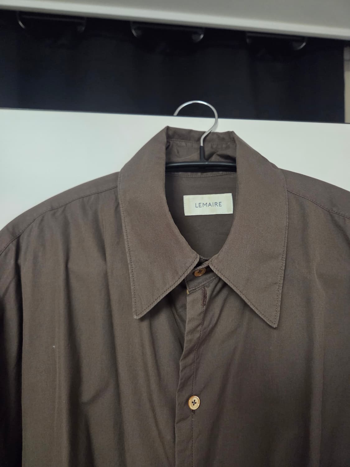 르메르 레귤러 칼라 트위스트 셔츠 카카오 50사이즈 상품이미지3