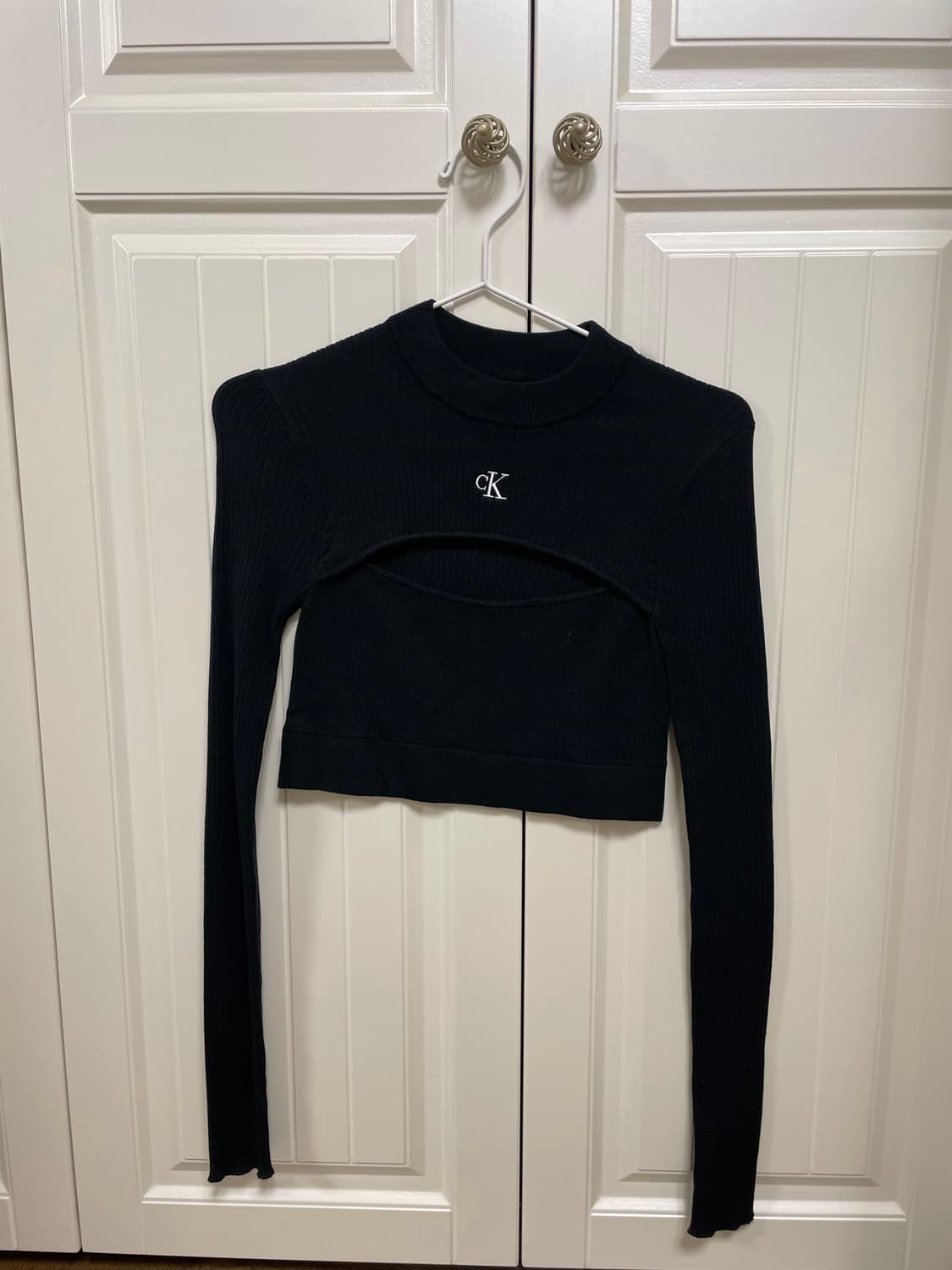 캘빈클라인 블랙 컷아웃 크롭 니트 S 상품이미지1