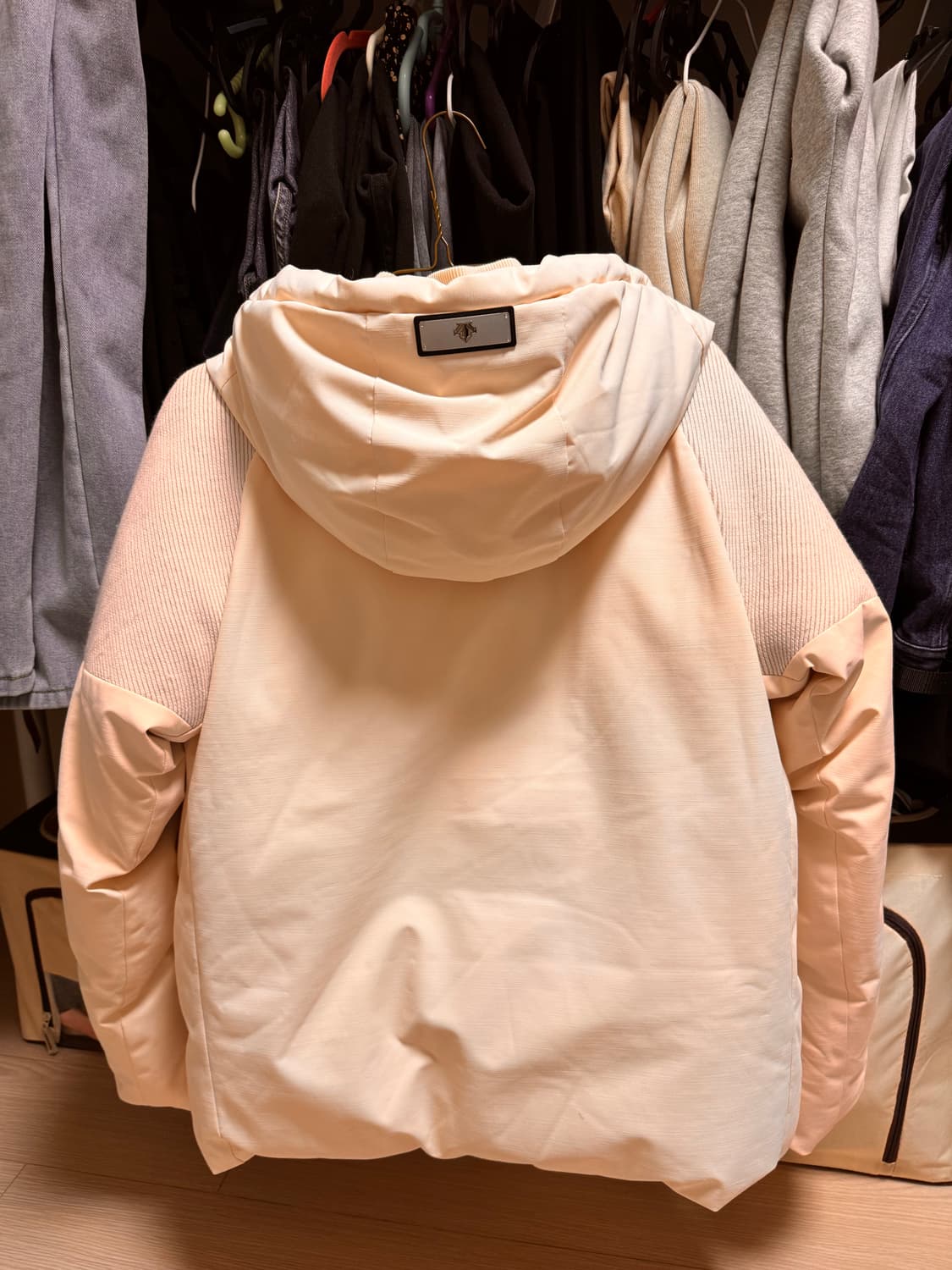 데상트 스웨터 페이스 후드 숏다운 상품이미지5