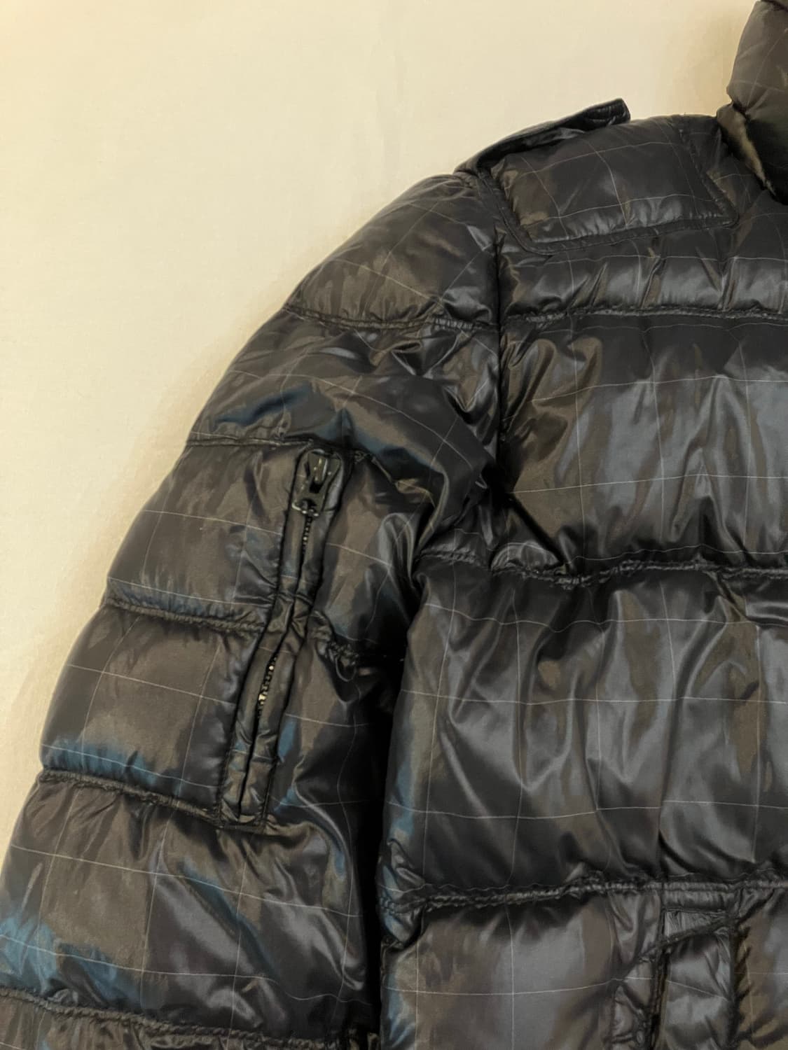 디젤 유광 멀티포켓 견장 체크패턴 숏패딩 블랙 상품이미지3