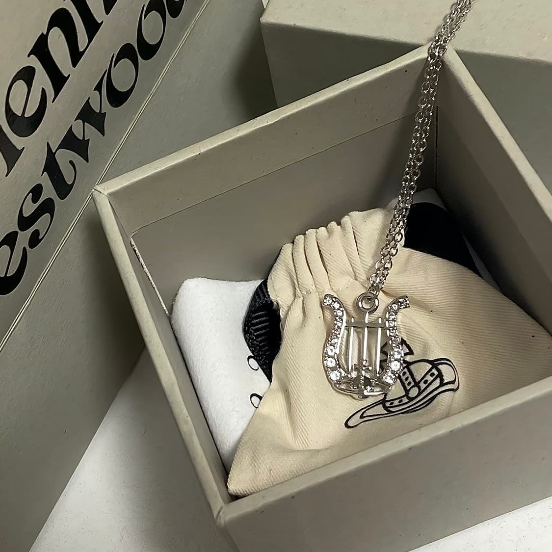 풀박스) 비비안웨스트우드 리레 하프 펜던트 목걸이 상품이미지1