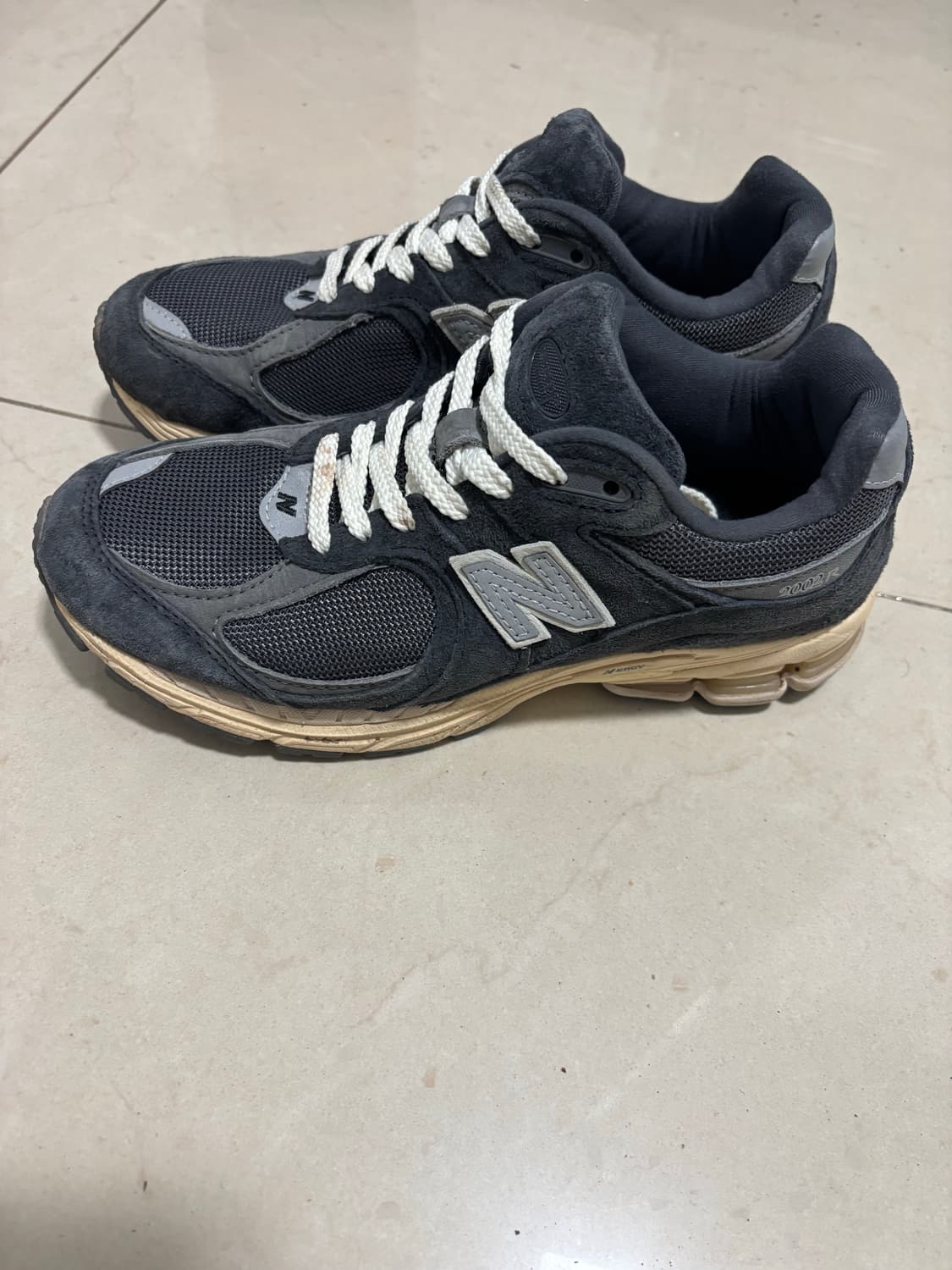 뉴발란스 2002R 스페셜 빈티지 블랙 그레이 상품이미지2