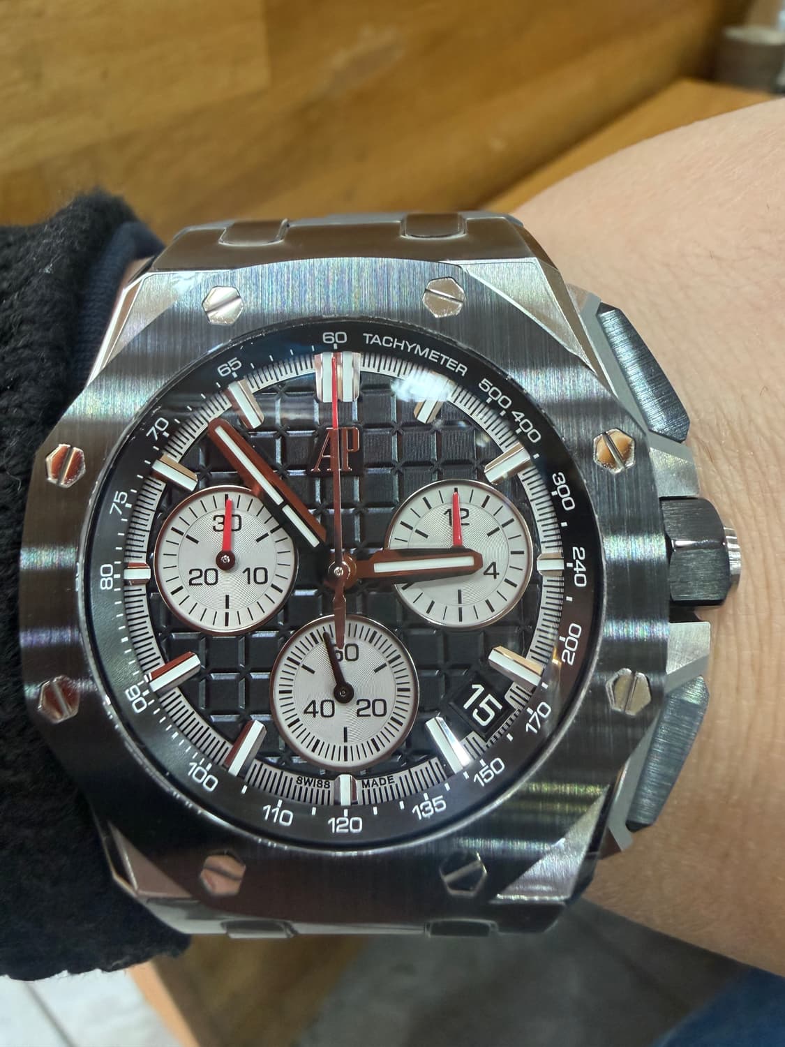 오데마피게 로얄오크 오프쇼어 셀프와인딩 크로노그래프 상품이미지2