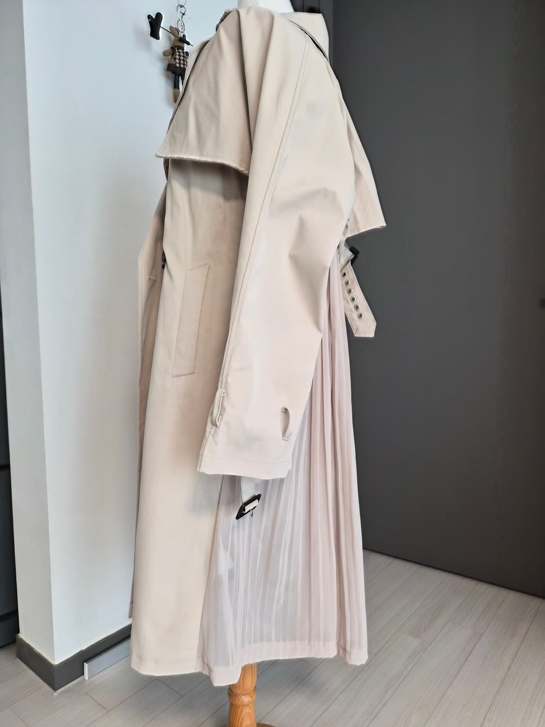 반전 뒷태! 살랑살랑 플리츠 배색 트렌치코트 상품이미지2