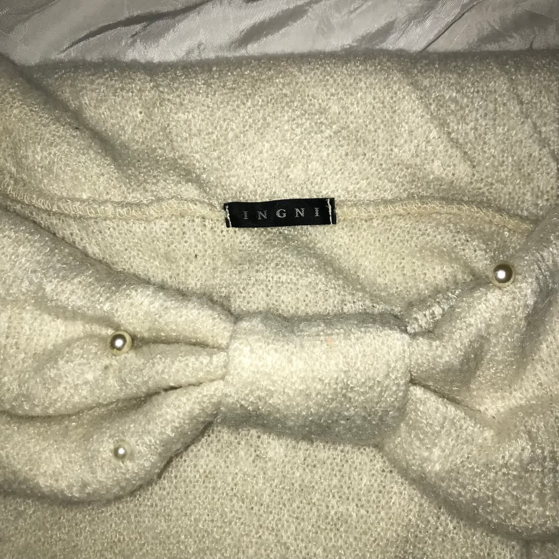 Ingni 잉그니 라떼갸루 달천깔 진주 리본 오프숄더 니트 상품이미지3