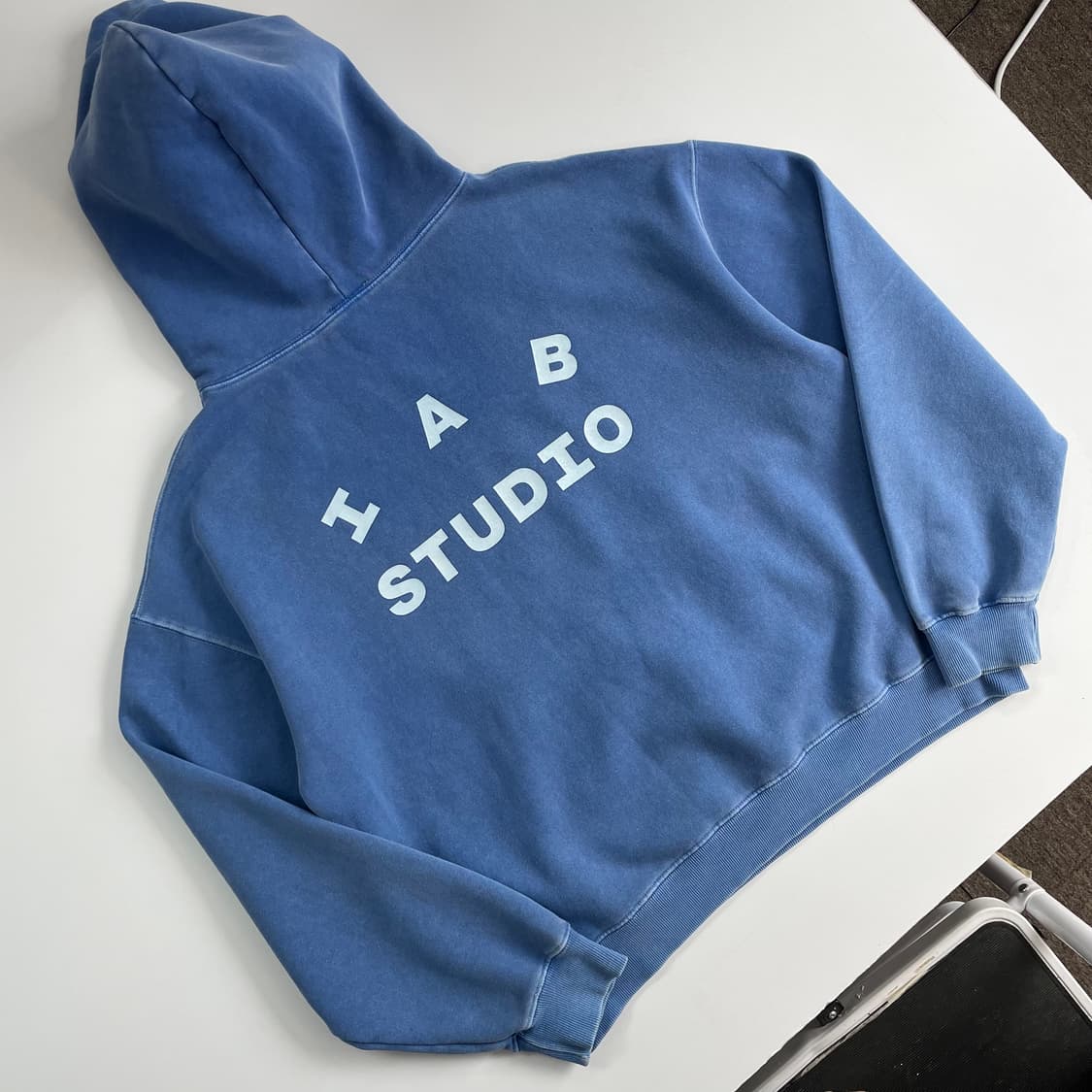 IAB Studio  아이앱 스튜디오 로얄블루 후드티 상품이미지3