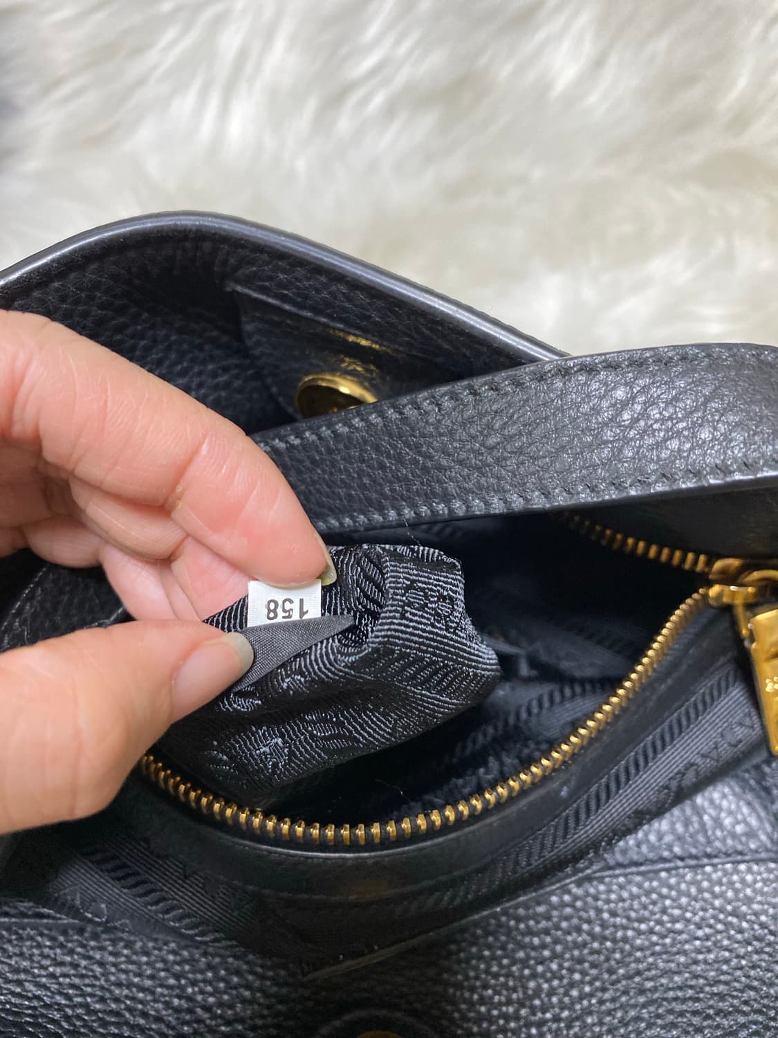 프라다  비텔로 다이노 레더 토트 숄더백 블랙 금장 상품이미지8