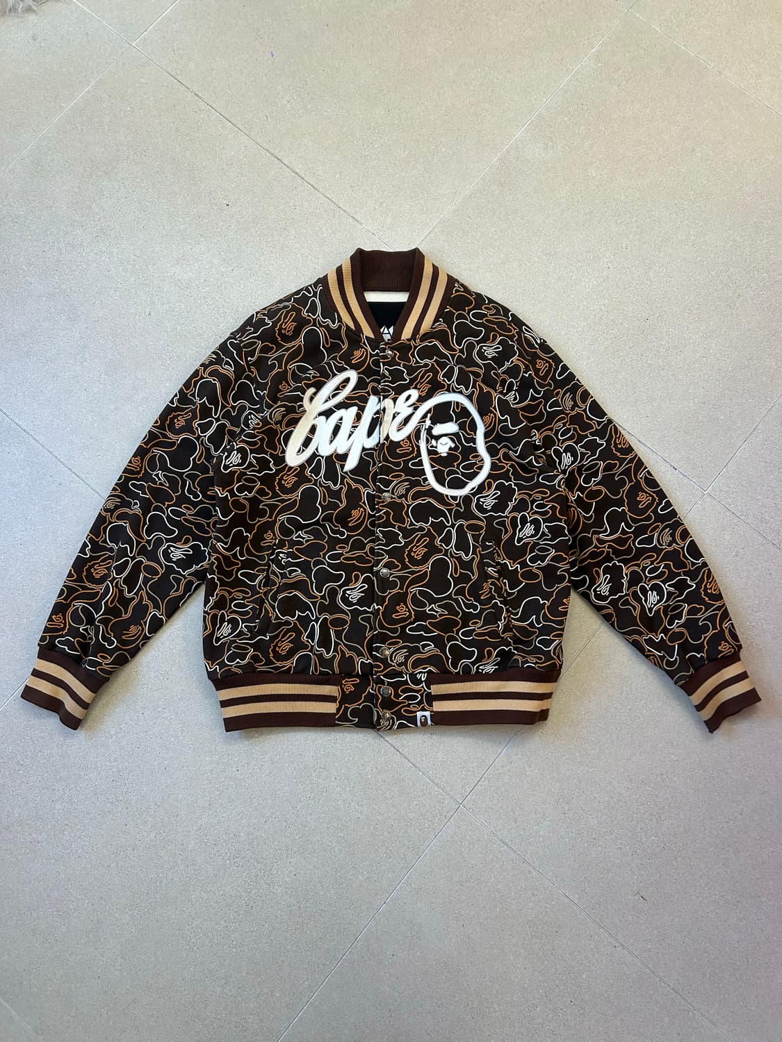 베이프 네온 카모 바시티 자켓 상품이미지1