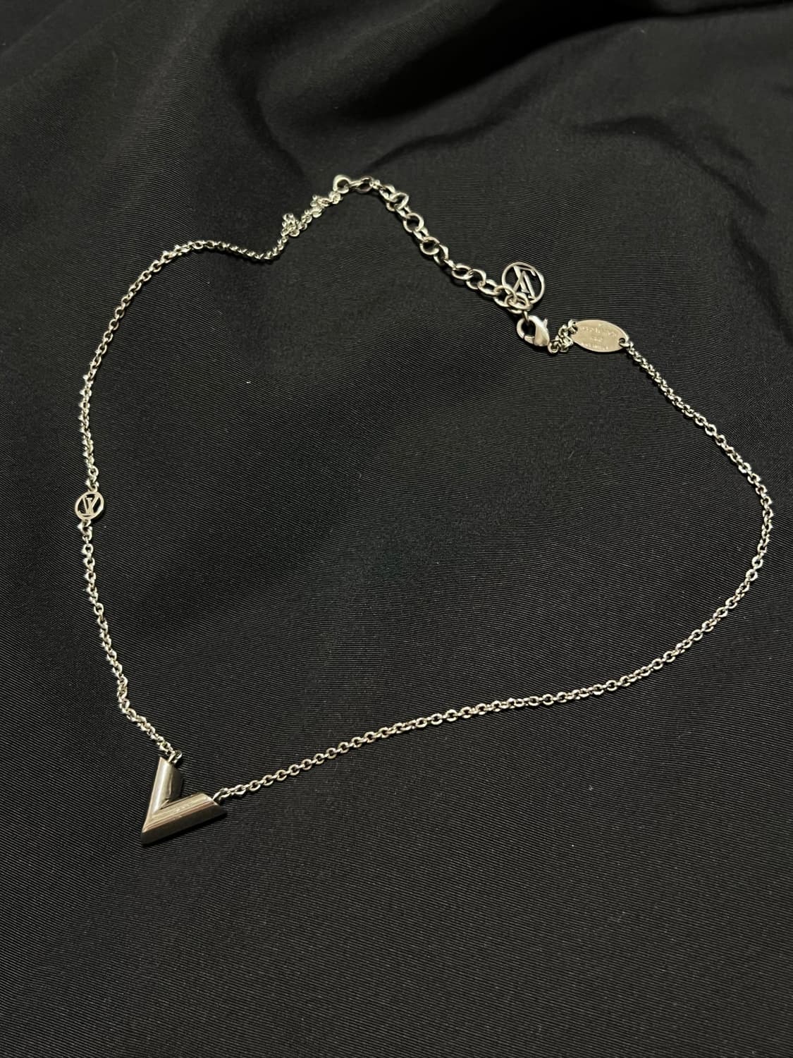 루이비통 에센셜 V 목걸이 상품이미지1