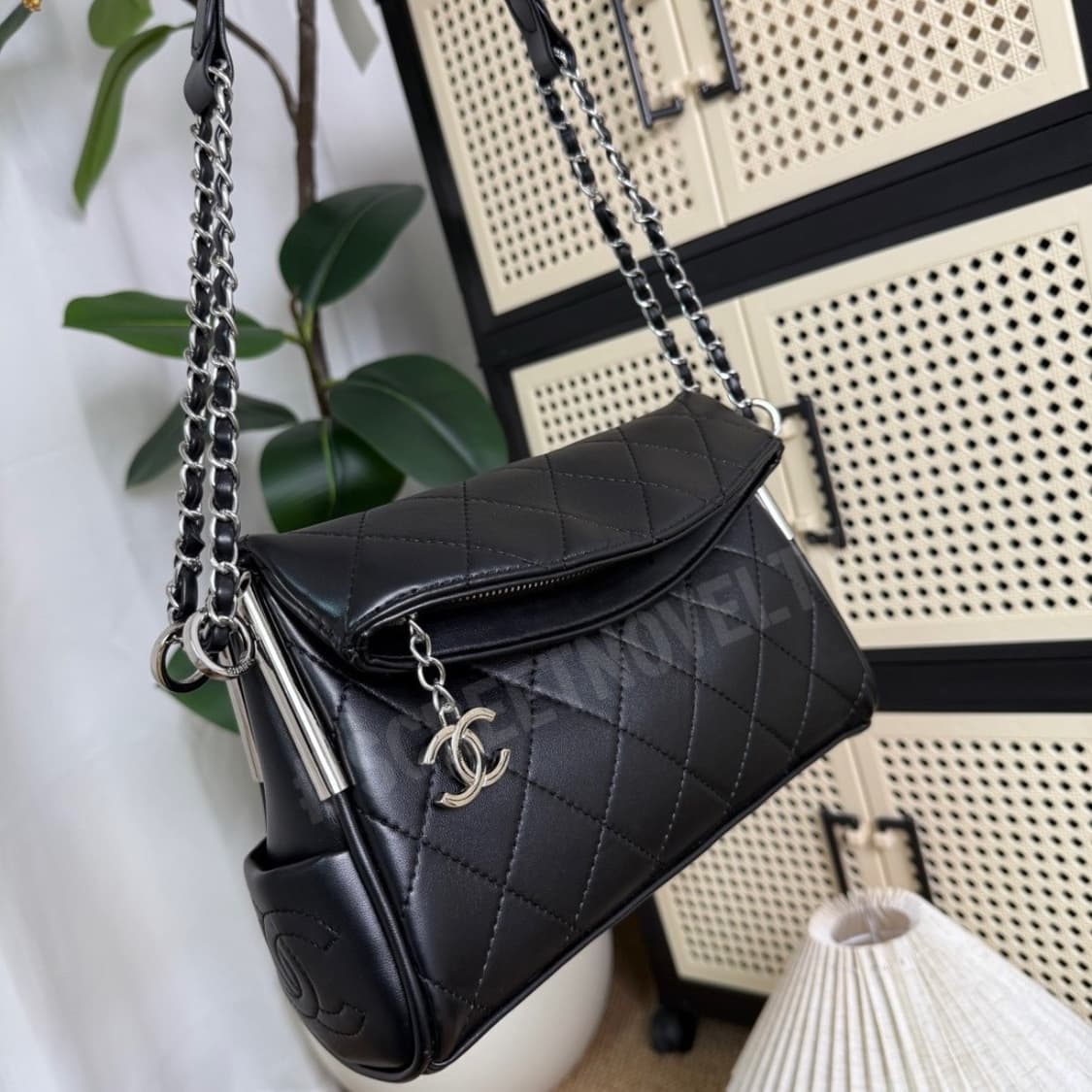 26신상 샤넬뷰티 VIP 플랩체인 램스킨 숄더 호보백 상품이미지5