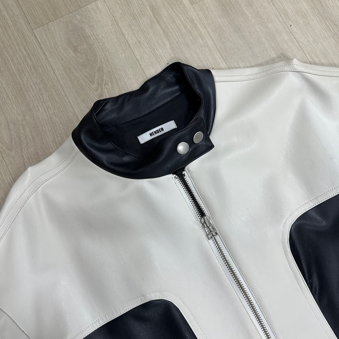 Hender 화이트 블랙 배색 레더 자켓 상품이미지3