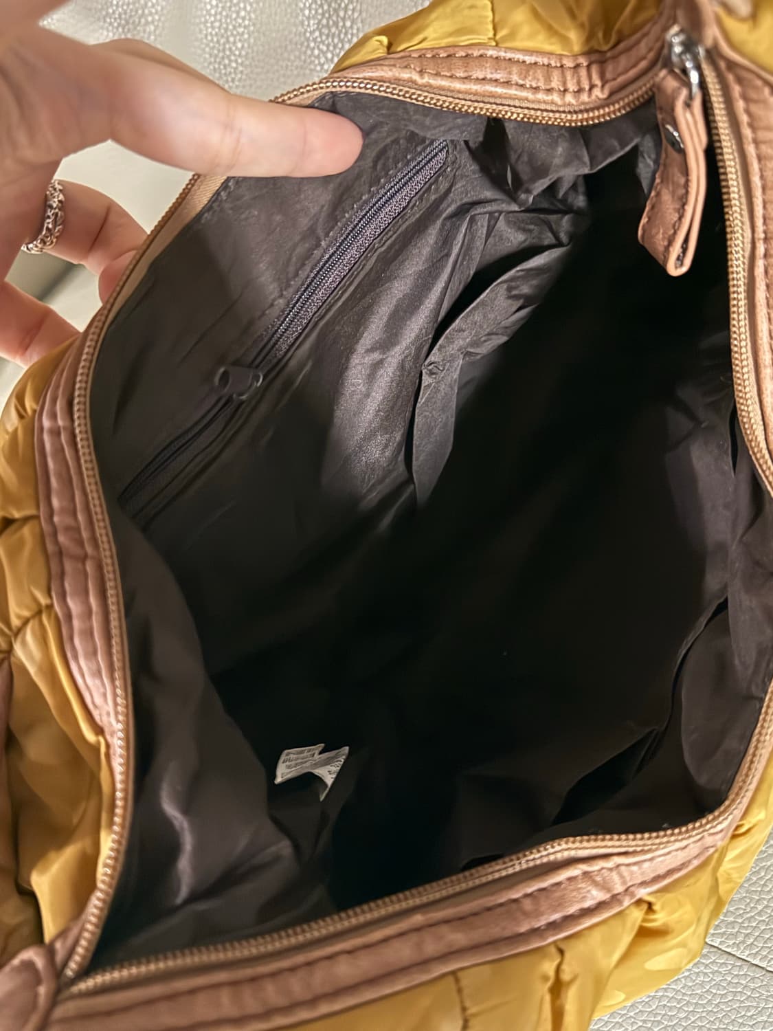 Mustard dot pattern padding shoulder bag 상품이미지5