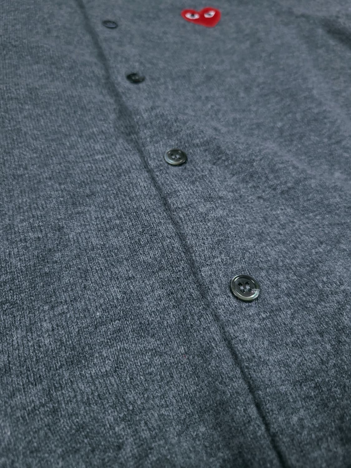 꼼데가르송 여성 라운드넥 플레이 가디건 차콜그레이 상품이미지4