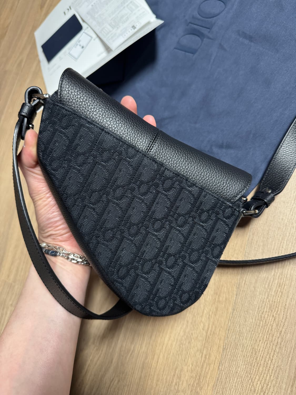 디올 아이콘 새들 미니백 호보백 가방 판매 2ADCA543YKS 상품이미지5