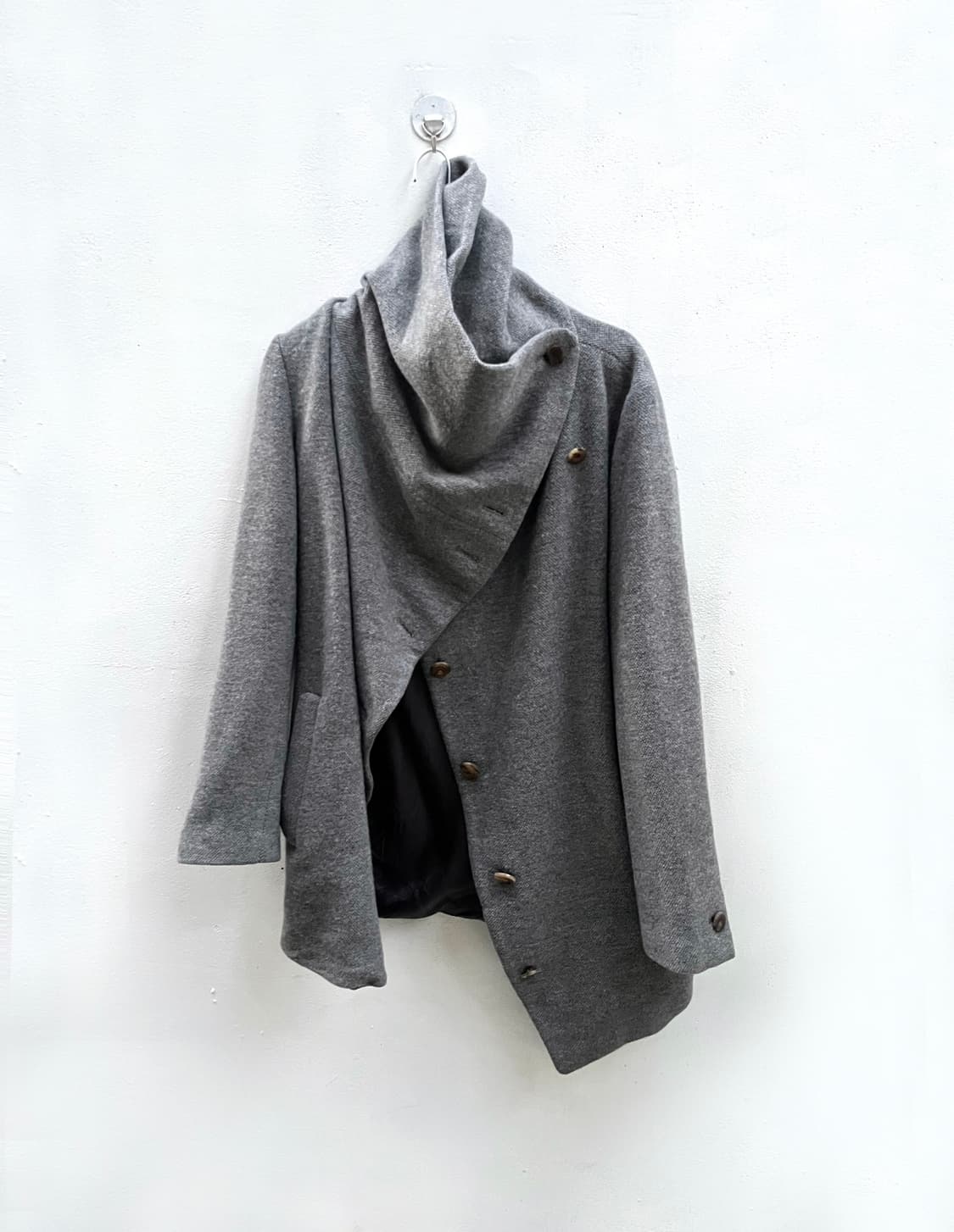 Asymmetric 하이넥 드레이핑 코트 상품이미지9