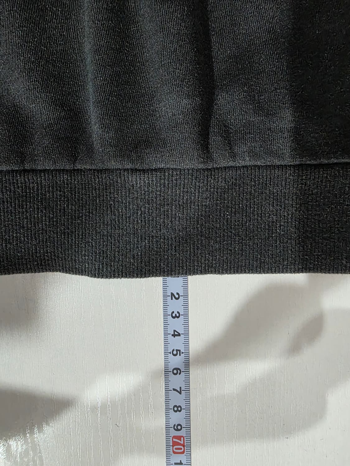 게스 여성 트라이앵글 벨벳 로고 기모 맨투맨 XS(S) 상품이미지4