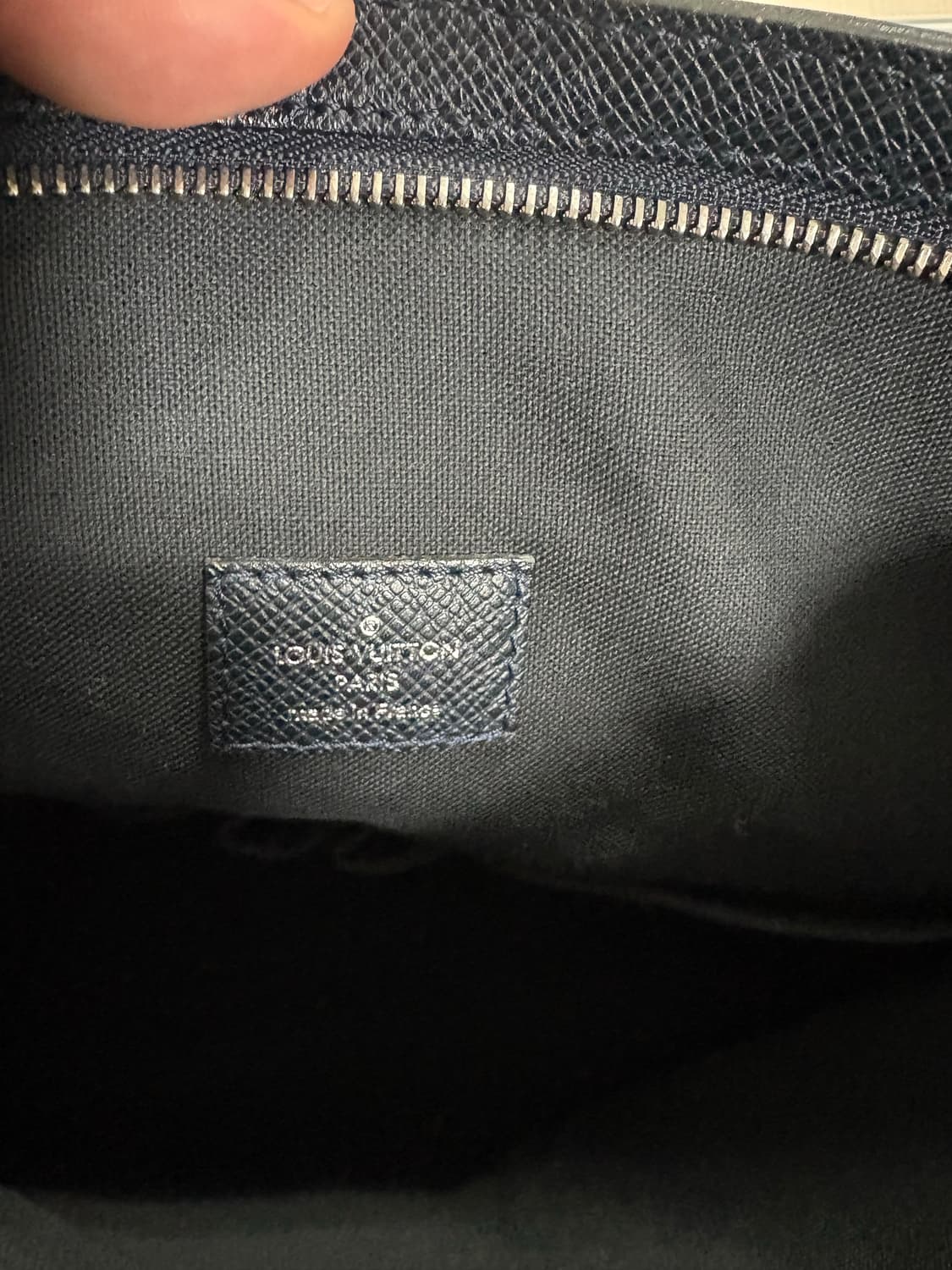 루이비통 타이가 남자 크로스백 상품이미지3