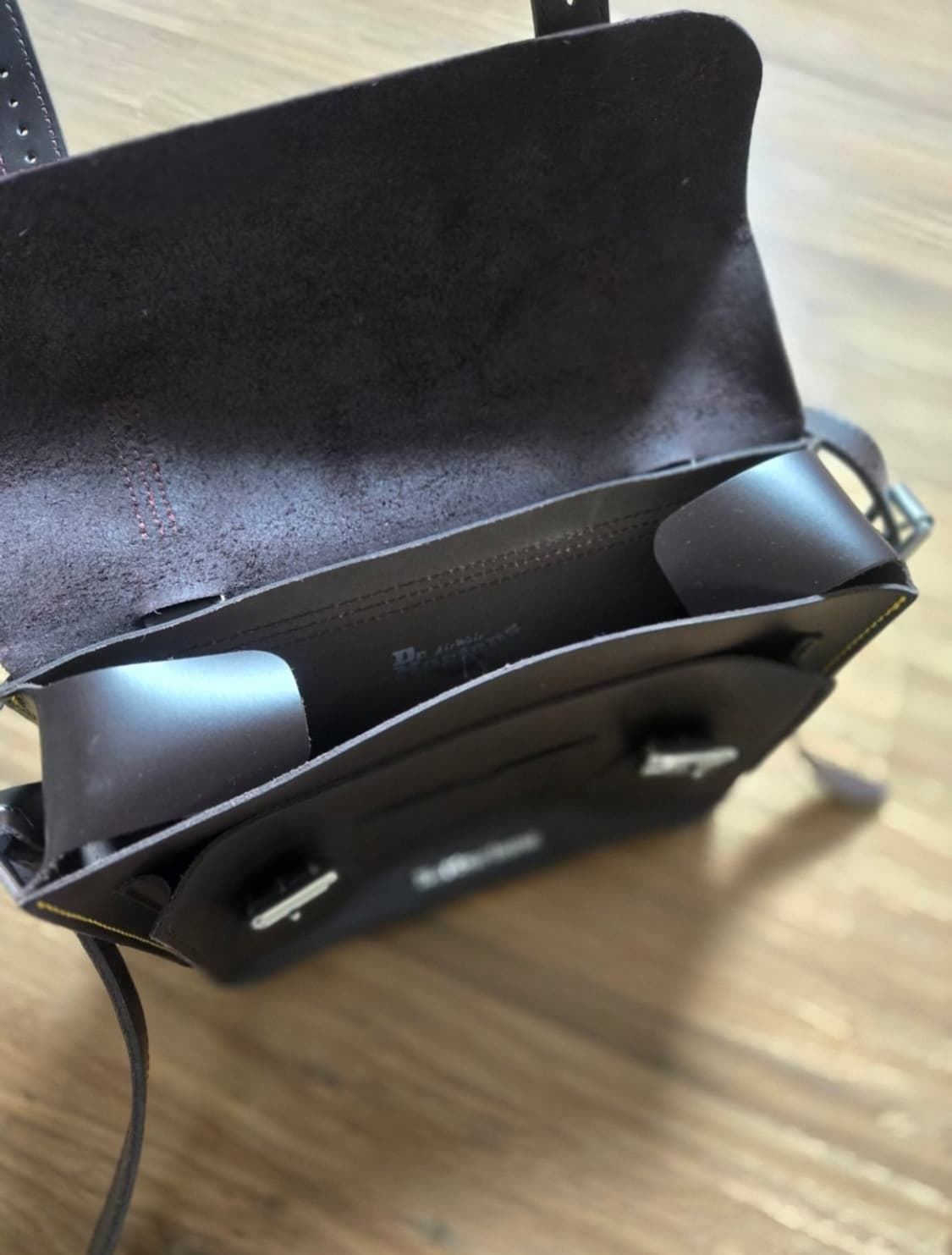 닥터마틴 11인치 비건 사첼 크로스백 - 버건디 [정품] 상품이미지2