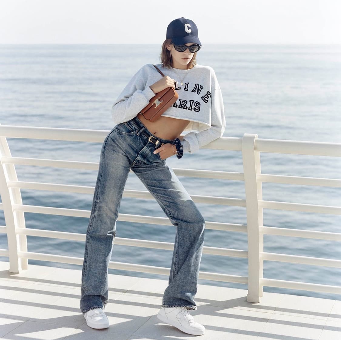 셀린느 바시티 로고 크롭 스웻셔츠 상품이미지2