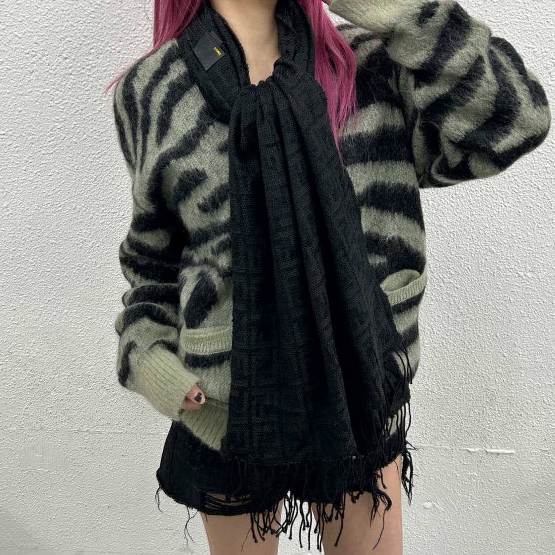 펜디 FF 주카 패턴 딥차콜 머플러 ( 발매가 60만원대 제품 ) 상품이미지1