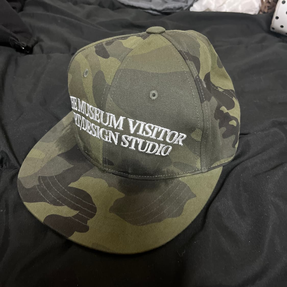 더뮤지엄비지터 - RABBIT EMBROIDERY CAP (CAMO) 상품이미지1