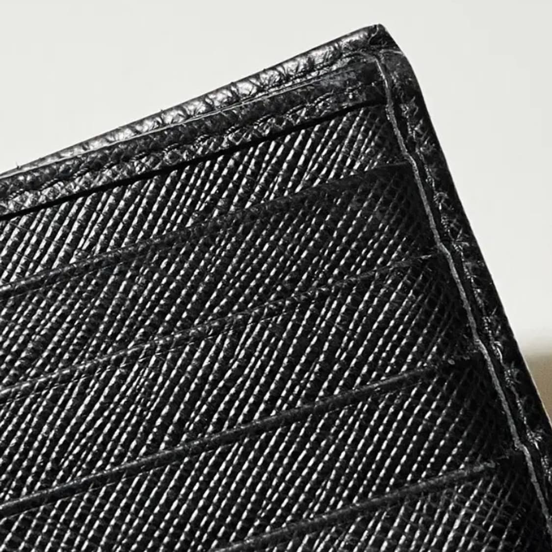 [정품] PRADA 프라다 트라이앵글 플레이트 사피아노 소가죽 반지갑실사 상품이미지6