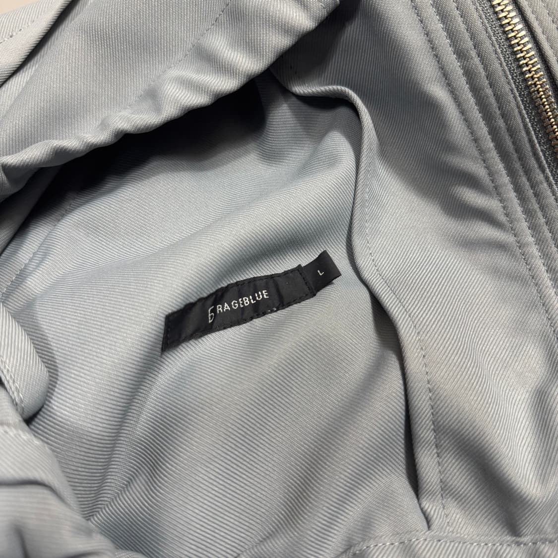 레이지블루(RAGE BLUE) 스카이블루 스트랩 하이넥 밀리터리 자켓 상품이미지3