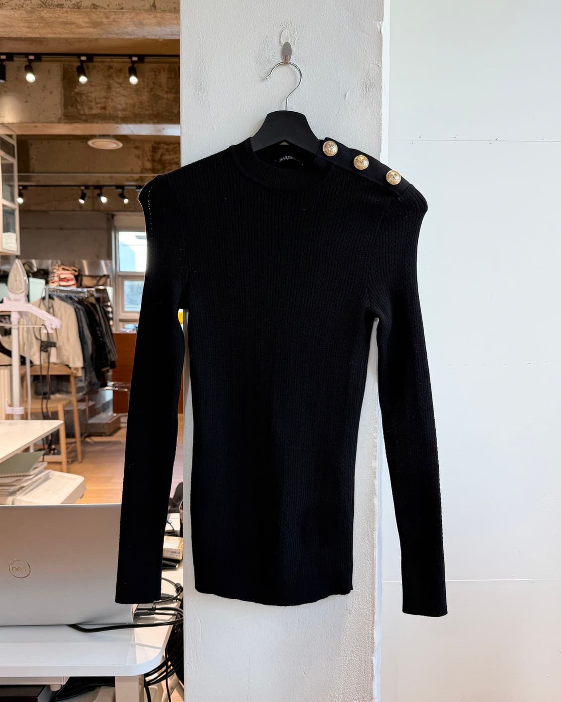 발망 블랙 금장 버튼 울 니트 상품이미지2