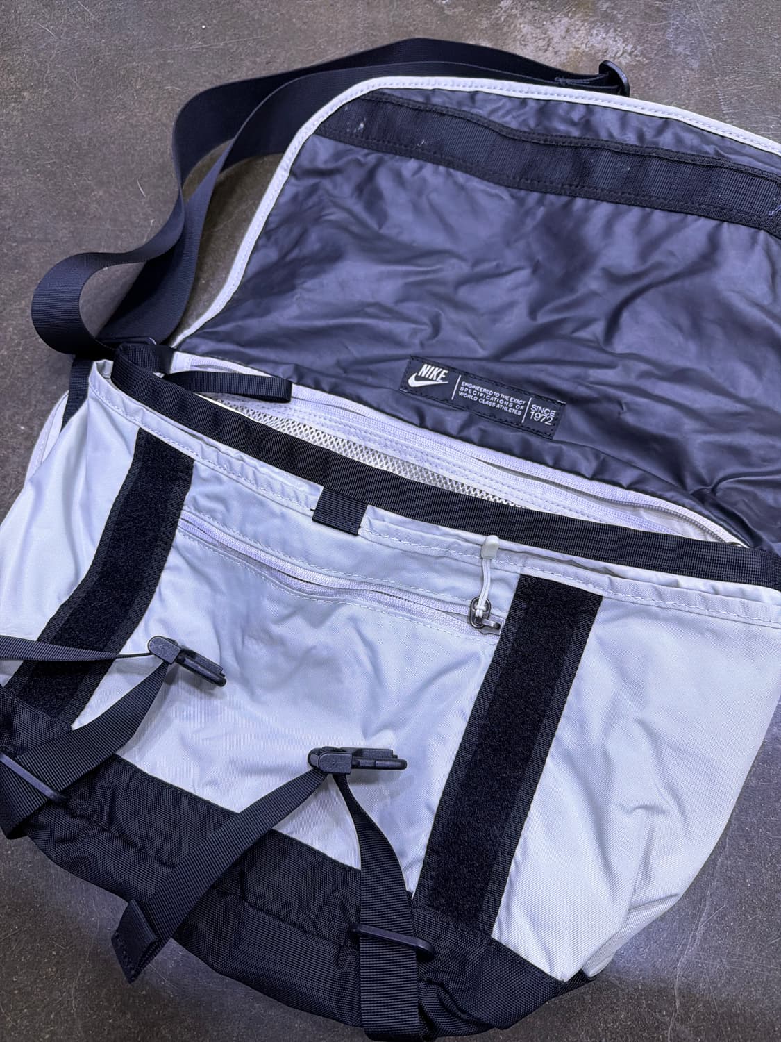 나이키 메신저백 화이트 블랙 오렌지 포인트 크로스백 상품이미지5