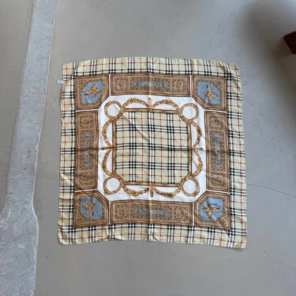 버버리 스퀘어 실크 스카프 상품이미지3