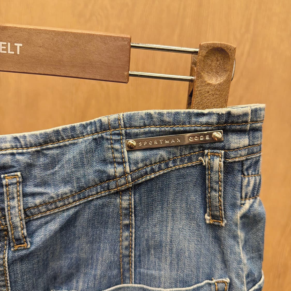 스포트막스 데님 미디 스커트 스티치 사이드 밴딩 디테일 A라인 중청 상품이미지7