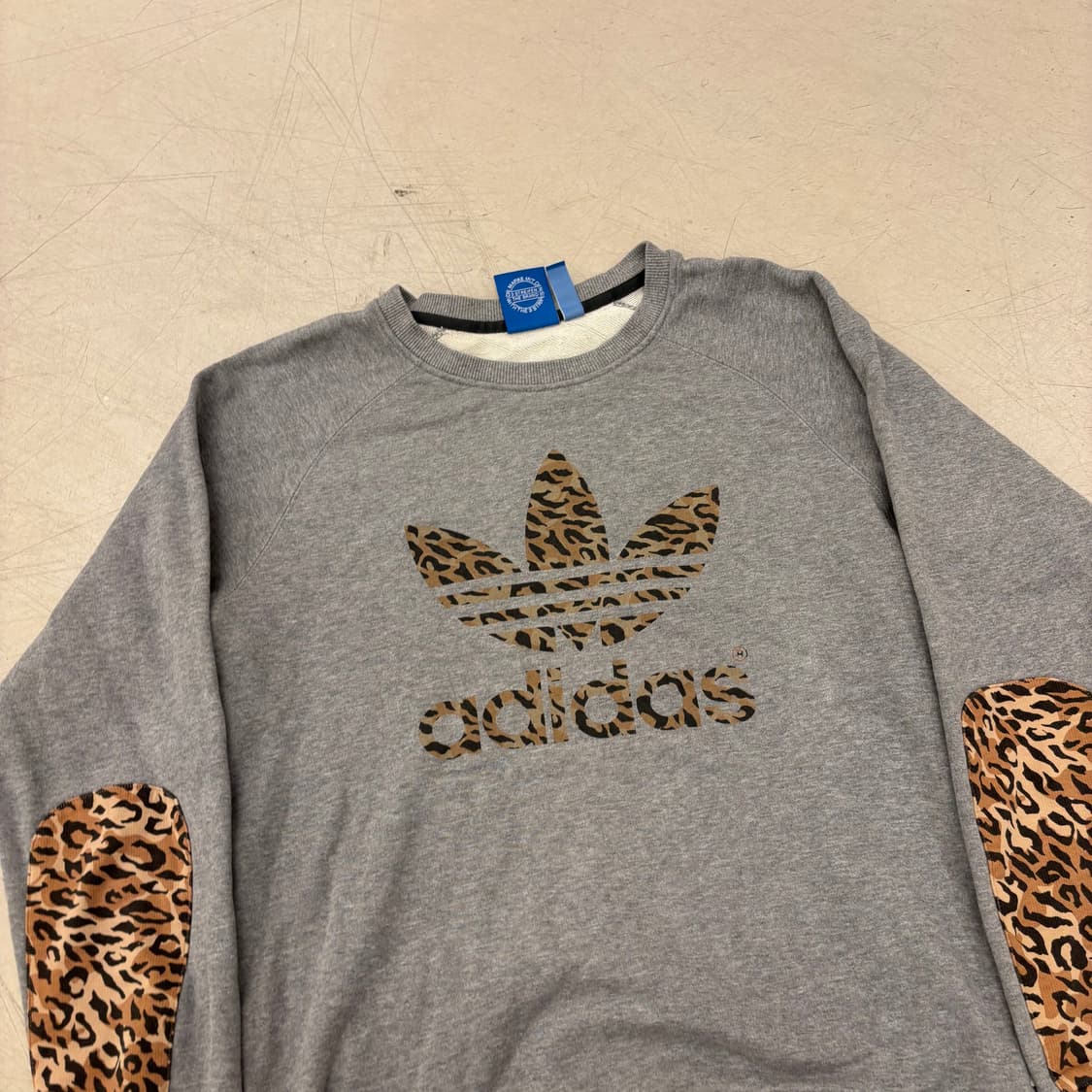 아디다스 레오파드 빅로고 맨투맨 상품이미지2