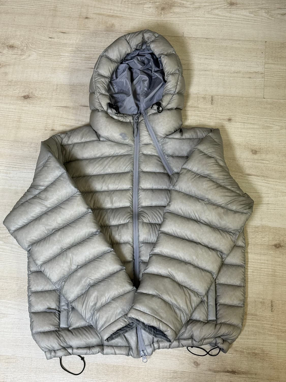 산산기어 24fw 서픽스 푸퍼 자켓 그레이 판매합니다 상품이미지2