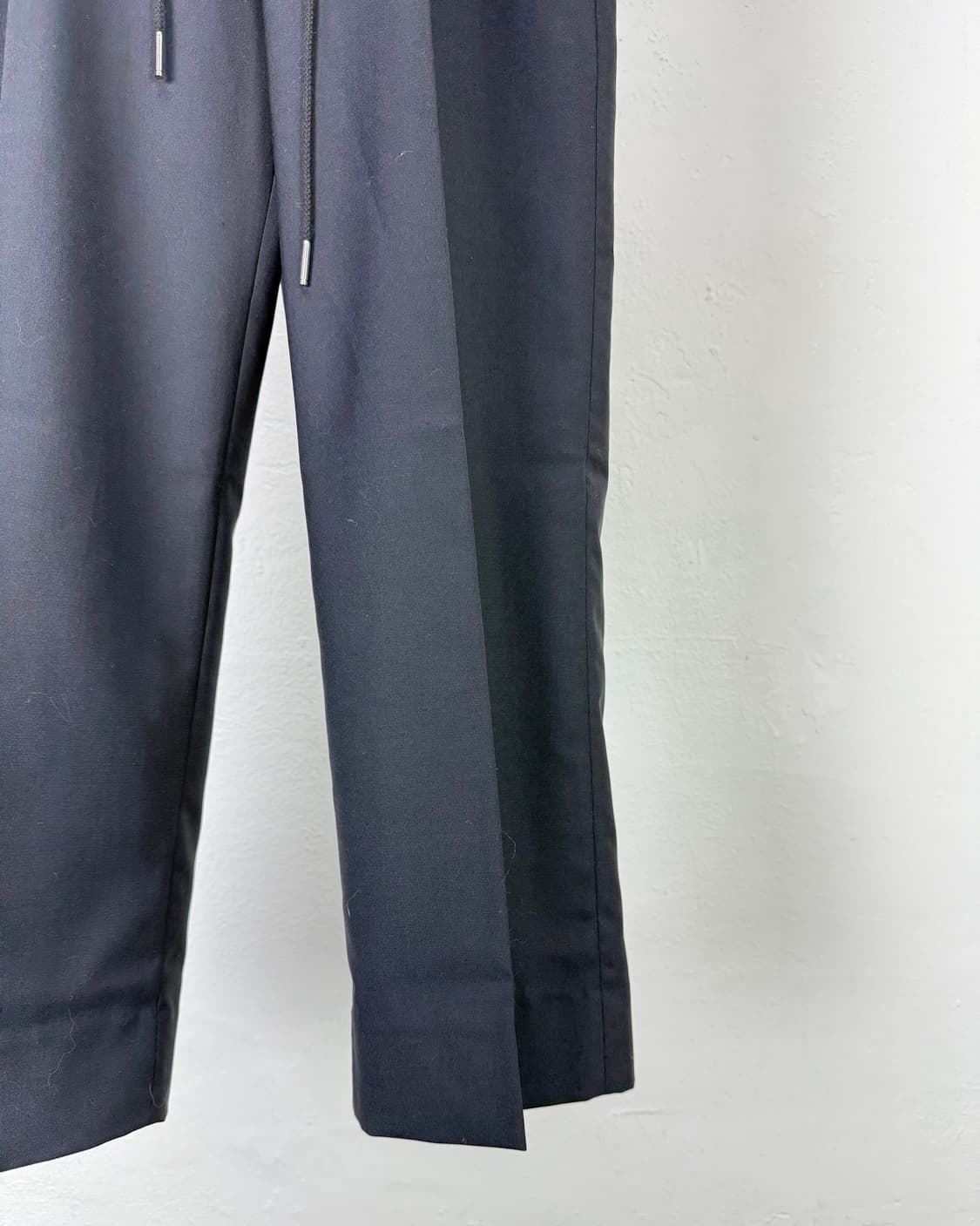 더 리라쿠스 블랙 테이퍼드 드로즈 백 포켓 울 팬츠 상품이미지5